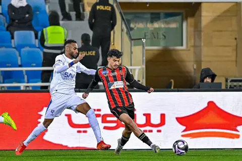 تعادل مخيب.. الهلال يتعثر أمام الرياض ويحتفظ بصدارة الدوري السعودي